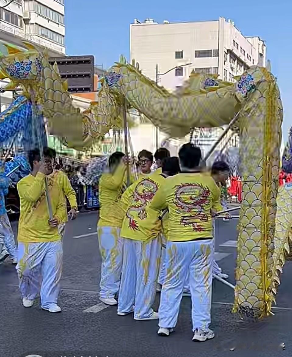 年初五下午，南通南大街新春巡游开始。没想到大家关注重点居然都是“舞带鱼”！吕四带