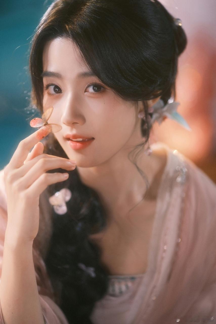 第一次见逛街是女主拎包的剧逛街反差感，这对太绝了✨[哈哈]《入青云》逛街反套路！