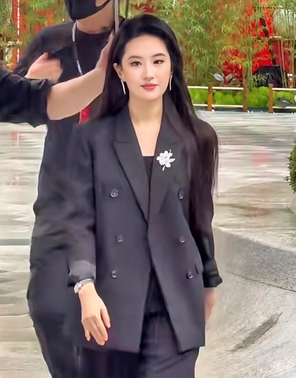 终于搞明白了，
刘亦菲昨天线下活动，
为啥要穿一身的黑色装了，不是为了好看，而是