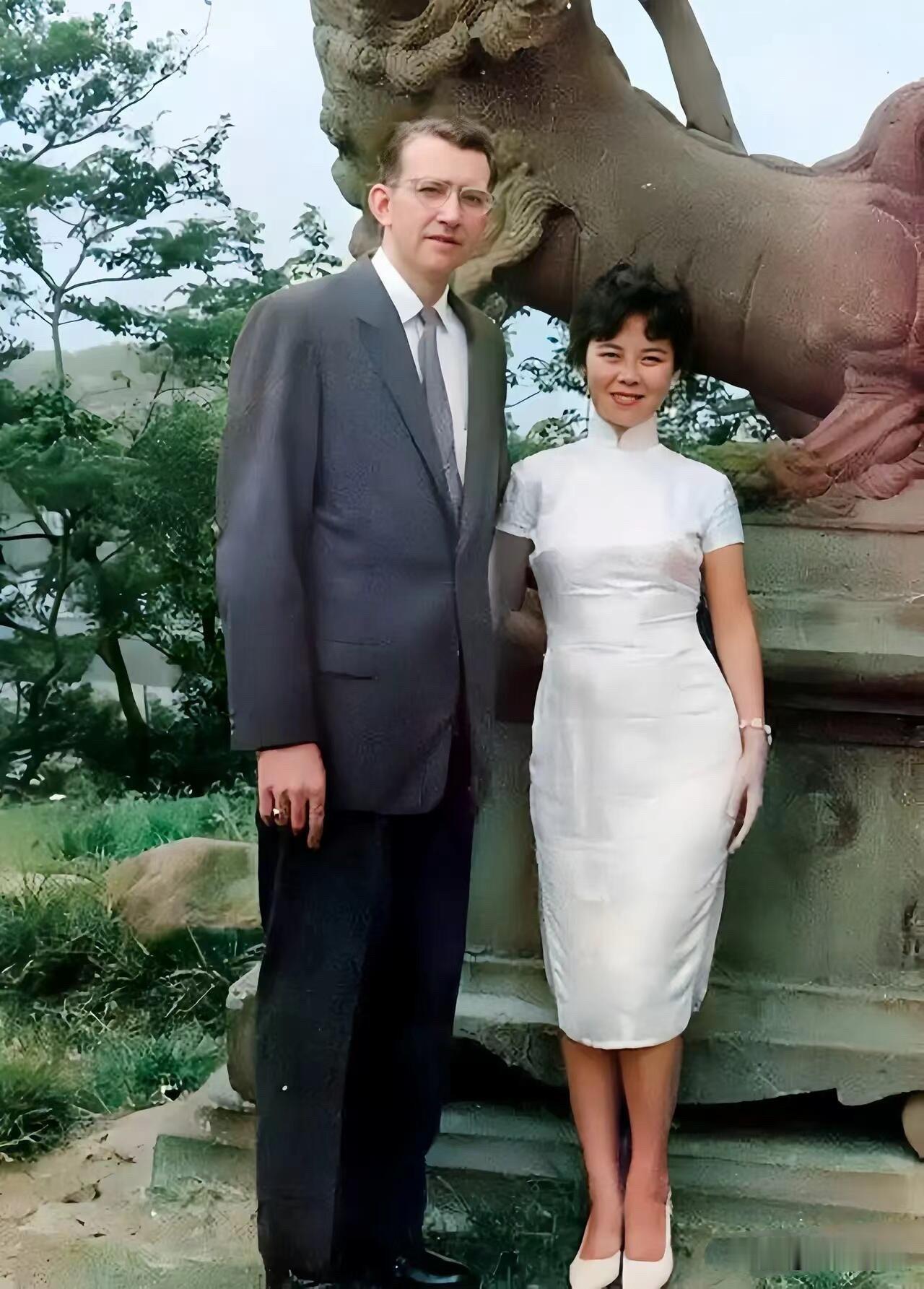 六十年代费翔父母老照片。身高190+的费伟德西装挺拔、英俊不凡，费翔完美继承了父