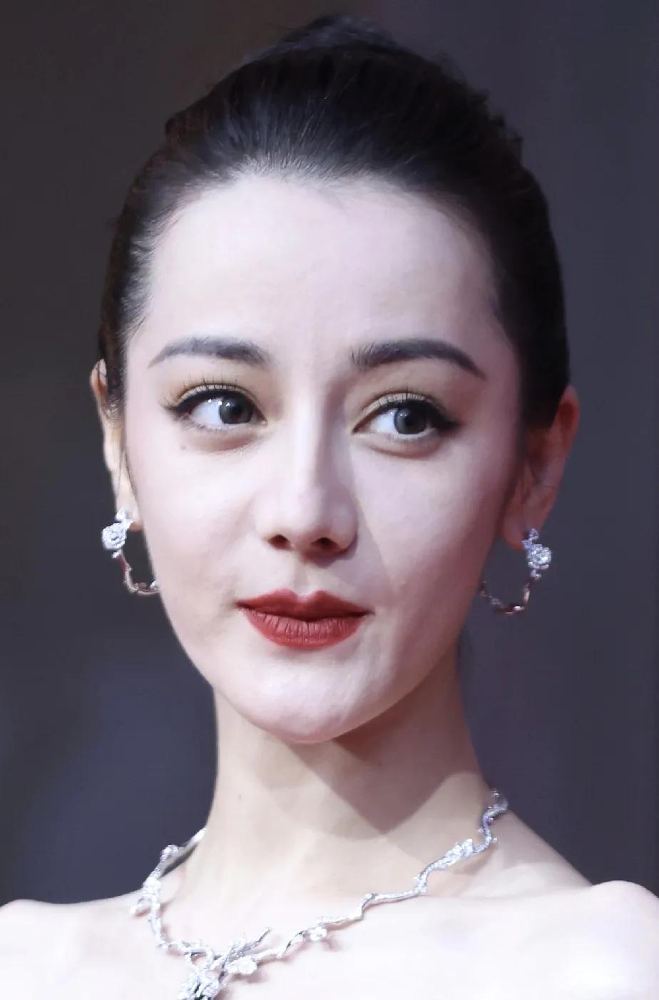 热巴生图[笑哭]
心碎，怎么感觉老了挺多，以前多么圆润啊！！
