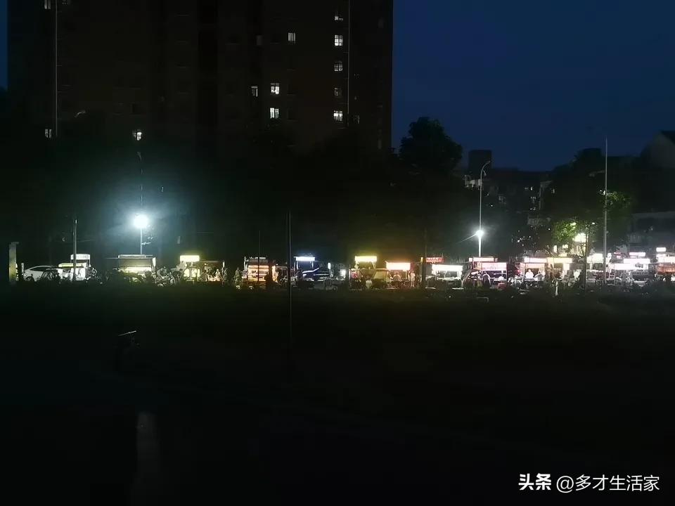 住在大学旁边，最大的感受就是：真不孤单。

傍晚在小区里溜达，心里总有些感慨。以
