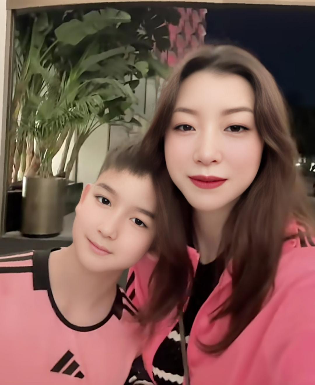 王妍和阿迪这对“前夫妻”，估计分开时闹得很僵的，才成了现在这样“老死不相往来”的
