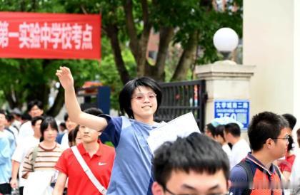 高考出分之后，有一件事会比考试本身还让人头疼，尤其是县里的家庭。
 
孩子辛辛苦