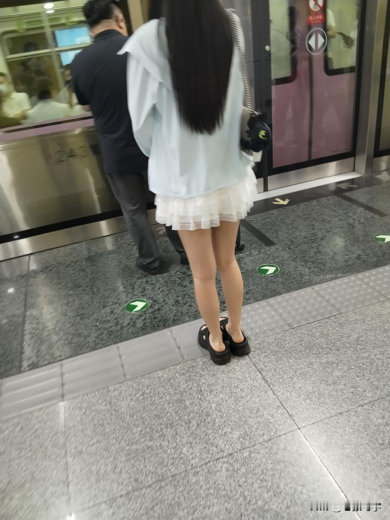 如果说用一句话来形容他，那只能说是瞎了眼！好多人被表面的东西给蒙蔽了，给忽悠了，