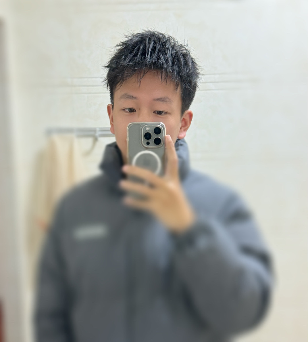 #睡前长期玩手机可能让你变丑#我说最近怎么看自己没那么帅了，原来是我经常睡前玩手