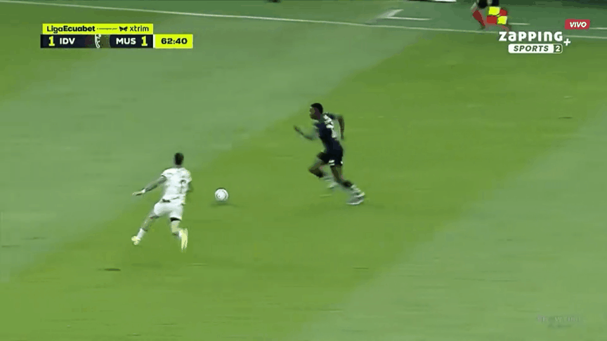 足球场上恐怖的断腿惨案，小腿90度弯曲，触目惊心，来自3月8日的厄瓜多尔甲级联赛