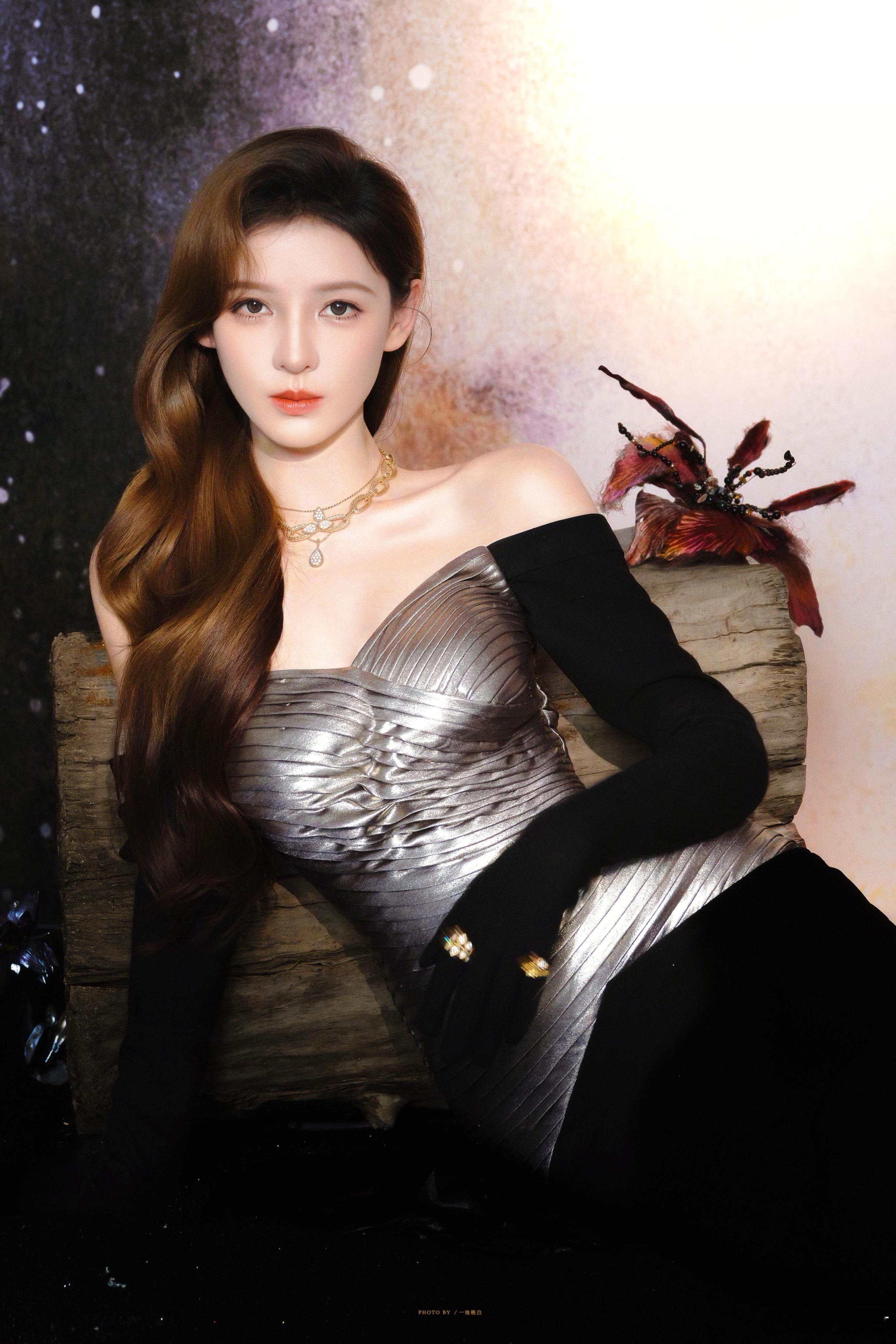 鲨疯了！微博之夜 张予曦又出神图！果然美女在哪里都是T台 ，全网都在扒她的战袍，