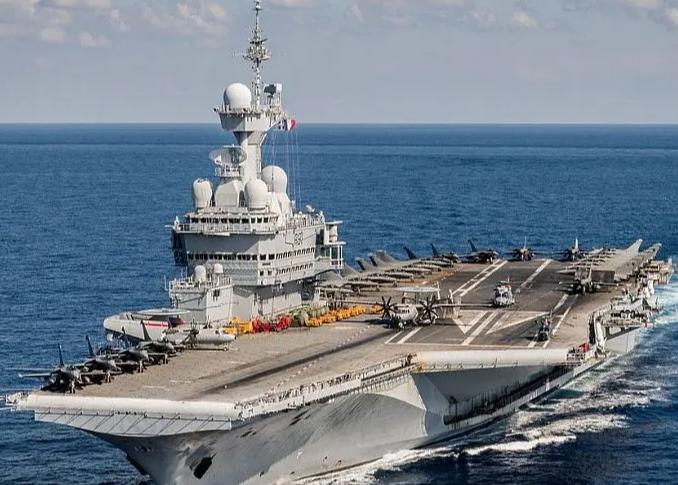 突发！法国戴高乐号航母，紧急停到了希腊的苏达湾港口，这是它被派到东地中海之后，第