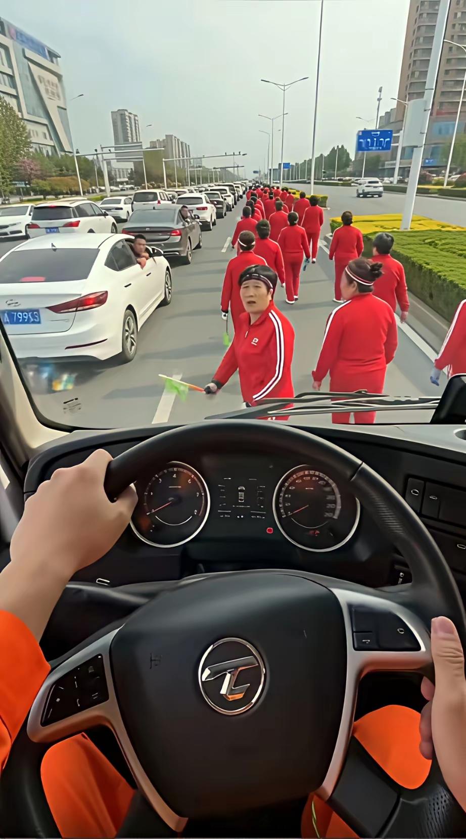 她们还急了？
车辆如织的高峰期，拥挤的马路上，被暴走团还占用了一部分车道，可正常