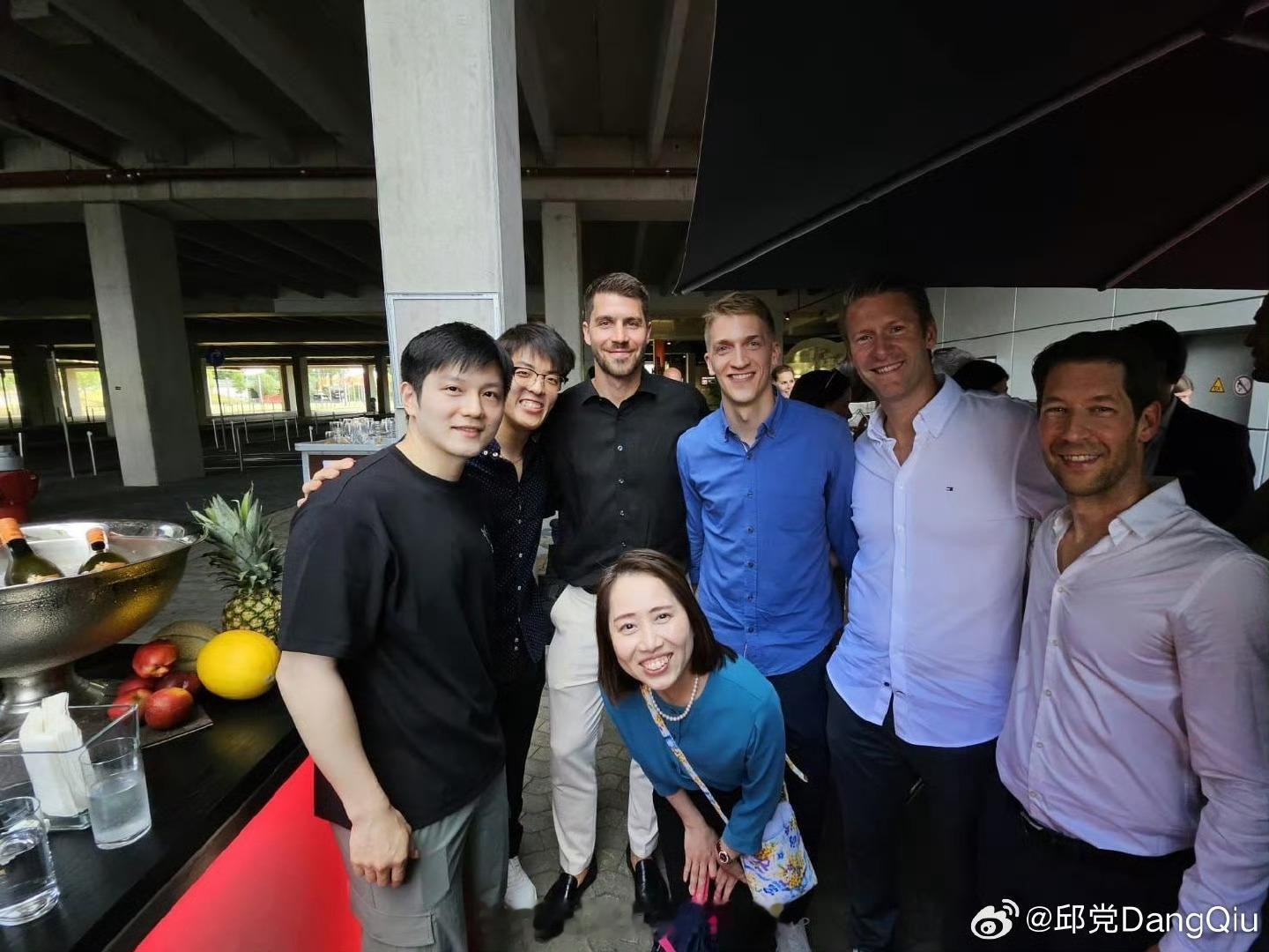 邱党晒与樊振东合照   更新社媒：评论区说想看合照，来了👌 ​​​7月3日凌晨
