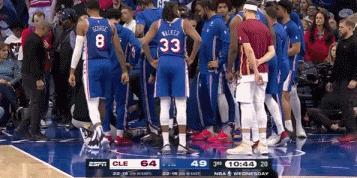 危险！巴洛重摔在地被队友抬出场外！
在今天NBA常规赛费城对阵骑士的第三节比赛中