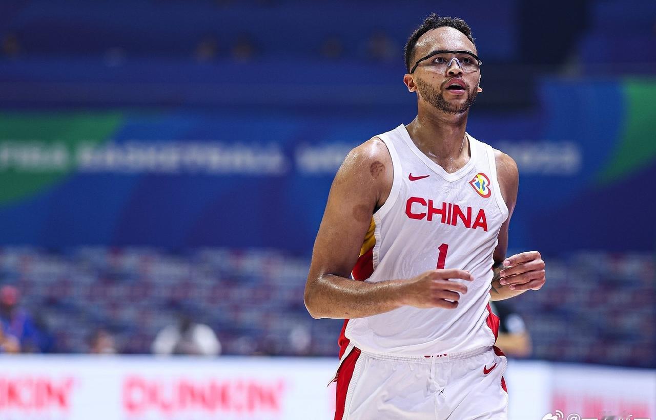 李凯尔在近日播客节目中透露，2023年代表中国男篮出战世界杯时，队内只有周鹏和赵