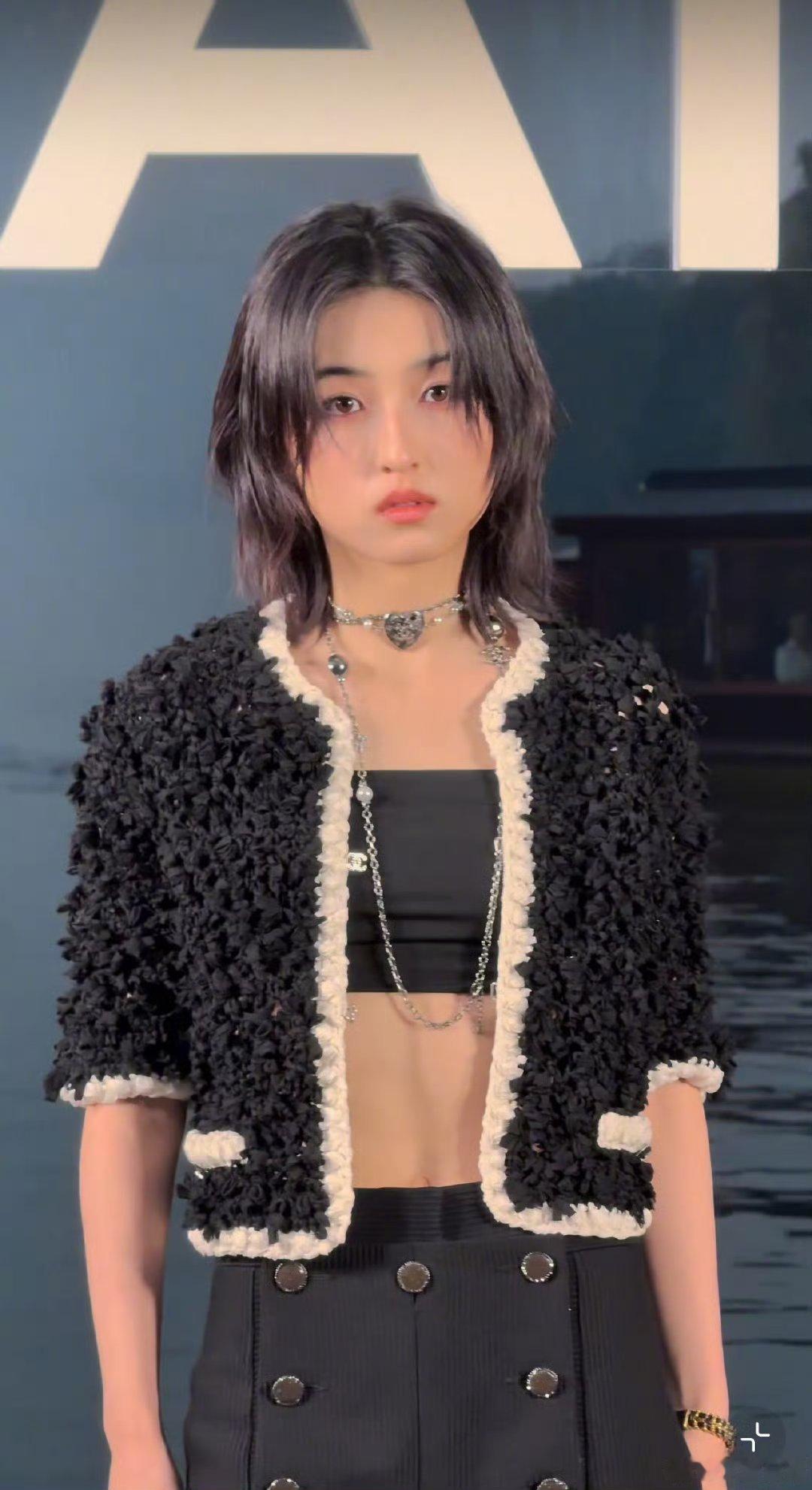 香奈儿大秀 死亡打光 这死亡灯光，妹妹扛住了！ 