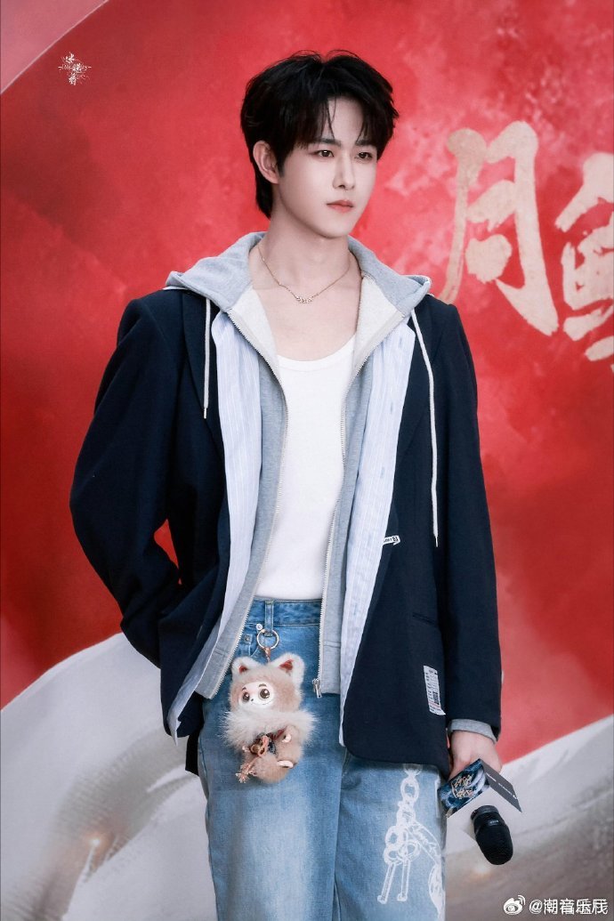 田嘉瑞疑似胸口过敏田嘉瑞胸口出现明显泛红瘙痒，疑似过敏，一定要重视起来好好处理。