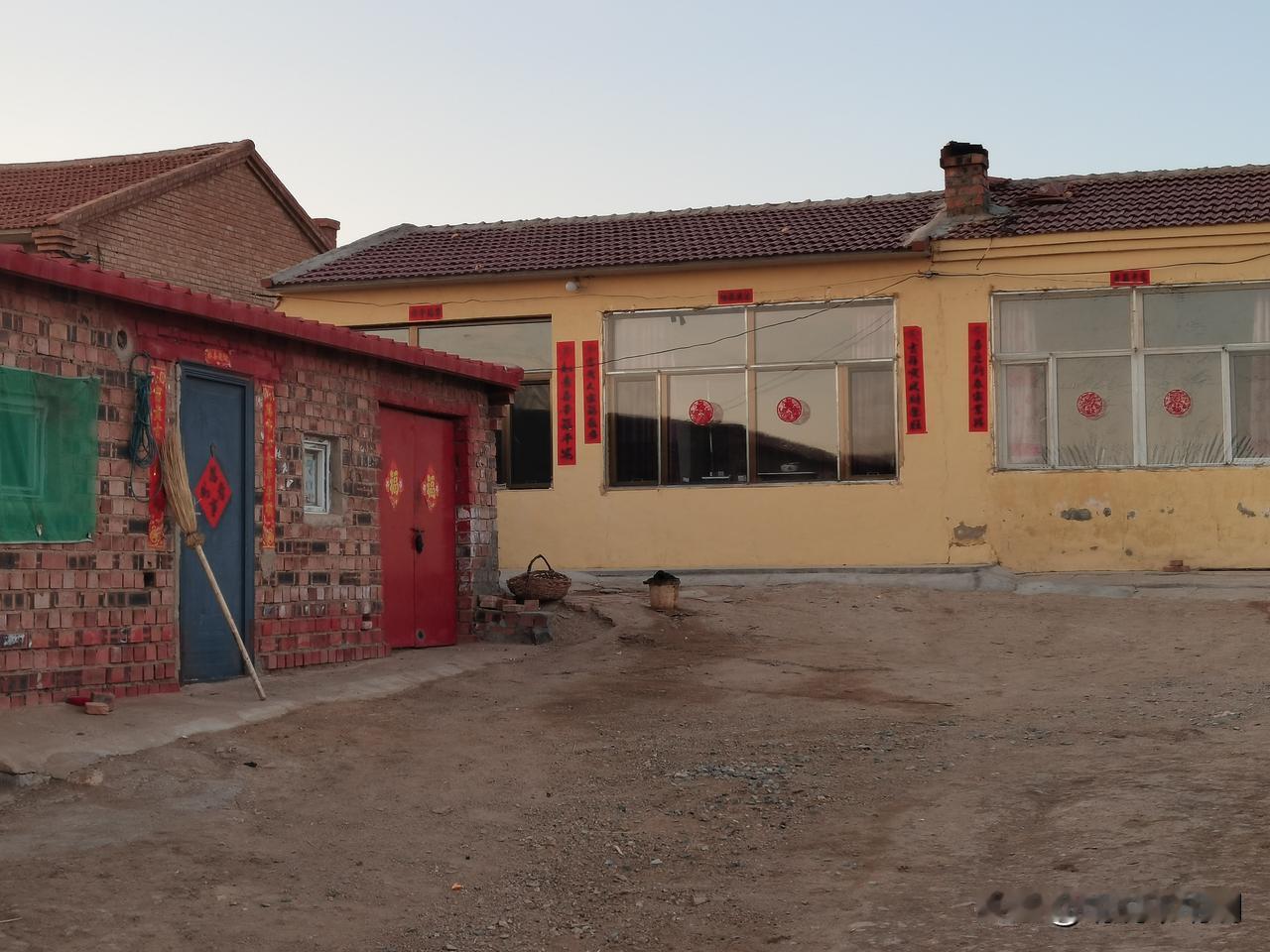 老胡今年回村过年了，今年比往年回的稍稍早了一些，腊月二十六就回来了，不为别的，就