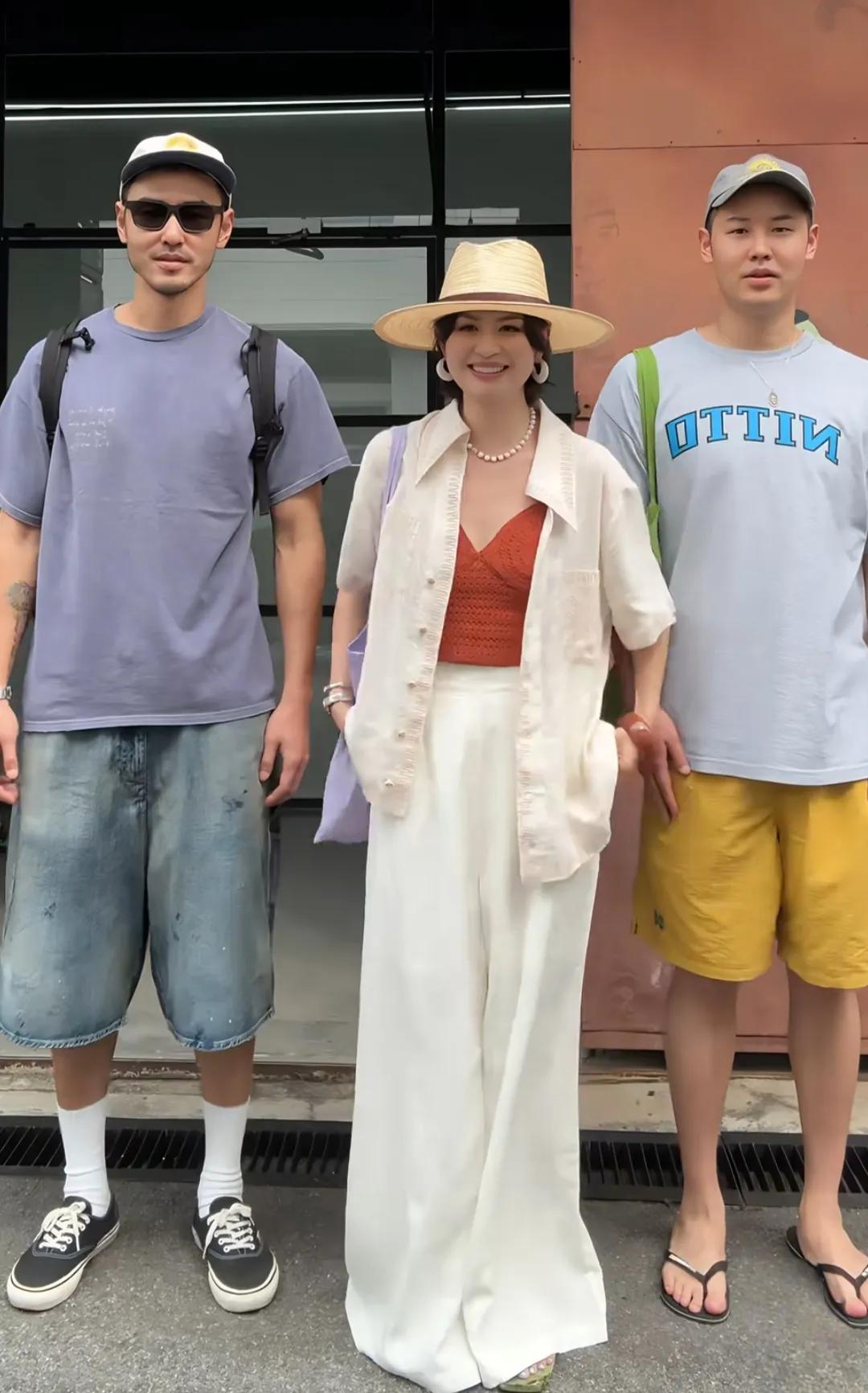 阮经天和弟弟、弟媳一起到泰国曼谷旅游，三个人站在街头拍照，看起来好欢乐！
阮经天