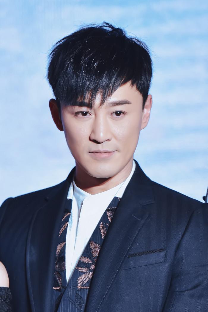 当年，林峯兴高采烈地带着女友吴千语回家见父母，可父亲却直接给他一巴掌:“我宁愿你