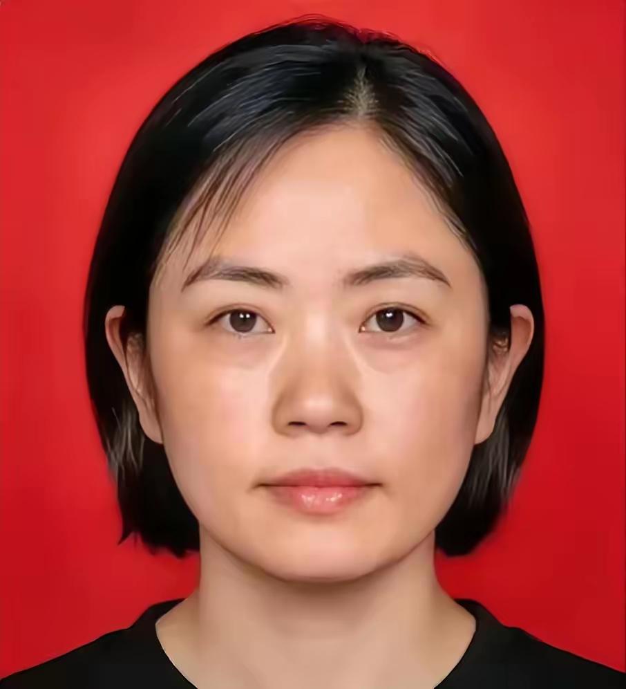 谁能想到，一位手握大校军衔、拥有高级工程师职称，本该退休享福、安稳度日的女军人，