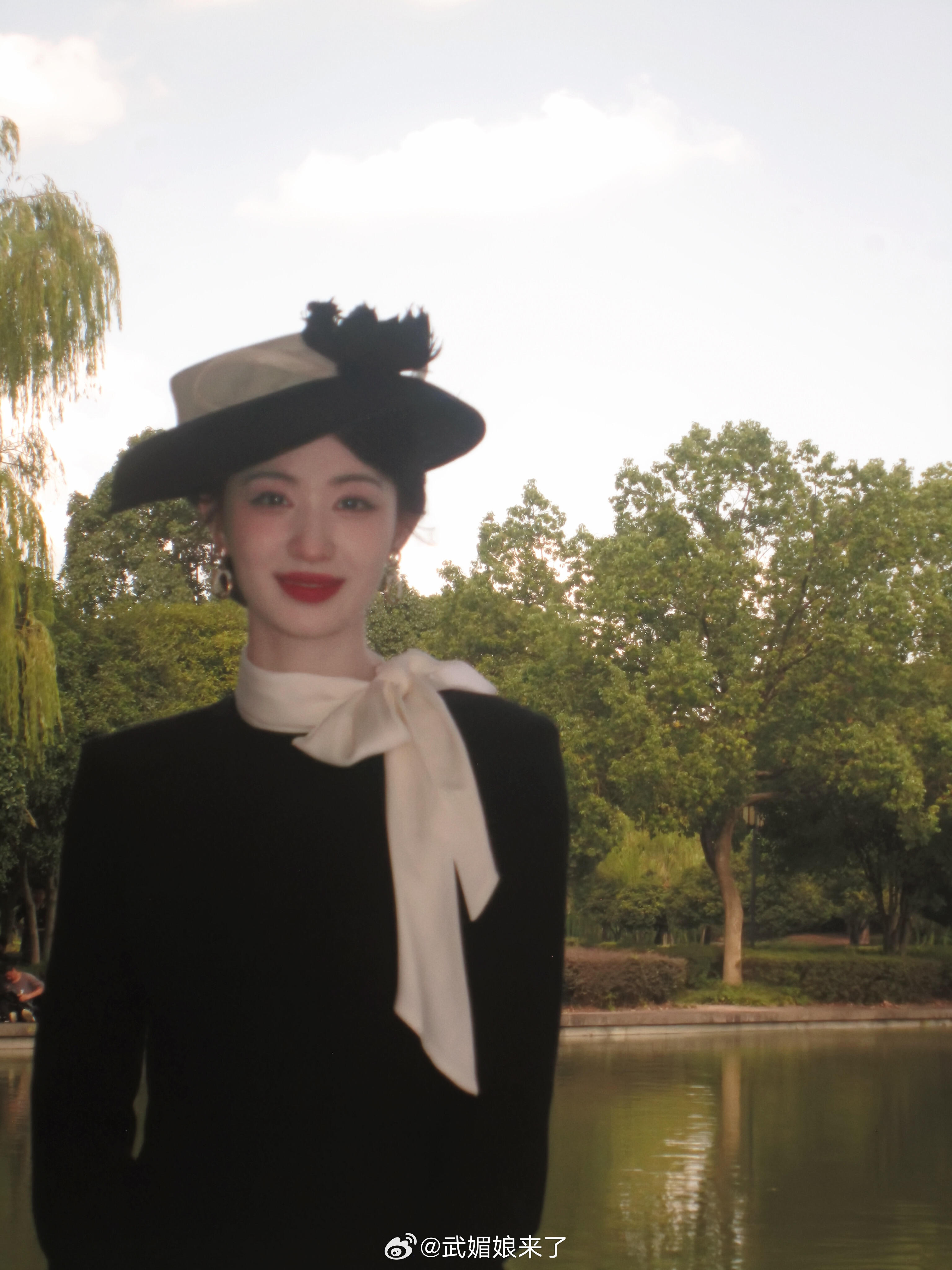 王楚然真的太美了，和拖把、狮子头全家福合照[哈哈] ​​​