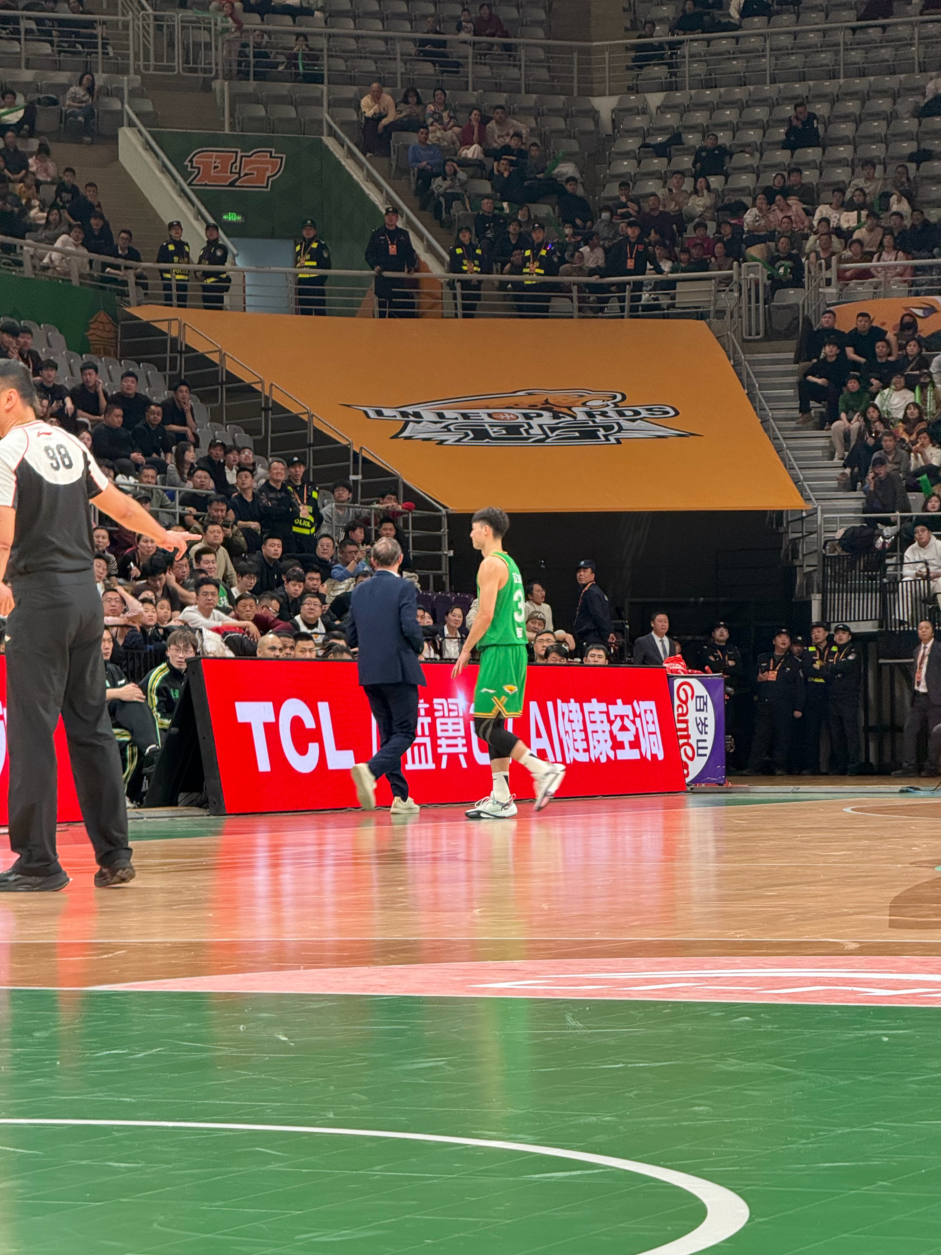 鄢手骐5犯离场…… 