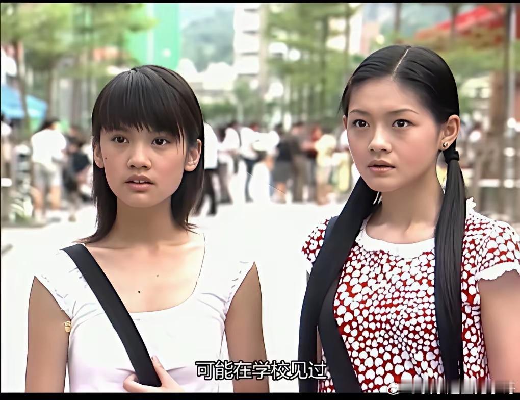 杨丞琳跟大S，这样一对比，才发现大S长得很精致，杨丞琳长得太普通了。 