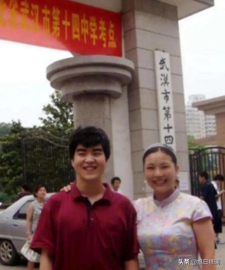 1988年，武汉女教师在医院生下一个小男孩。谁知，丈夫突然在她耳边说：“老婆，把