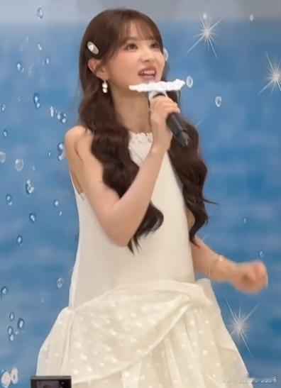 田曦薇美萌洋娃娃田曦薇完全公主 田曦薇在杭州出席活动时,白裙大波浪造型美萌洋娃娃