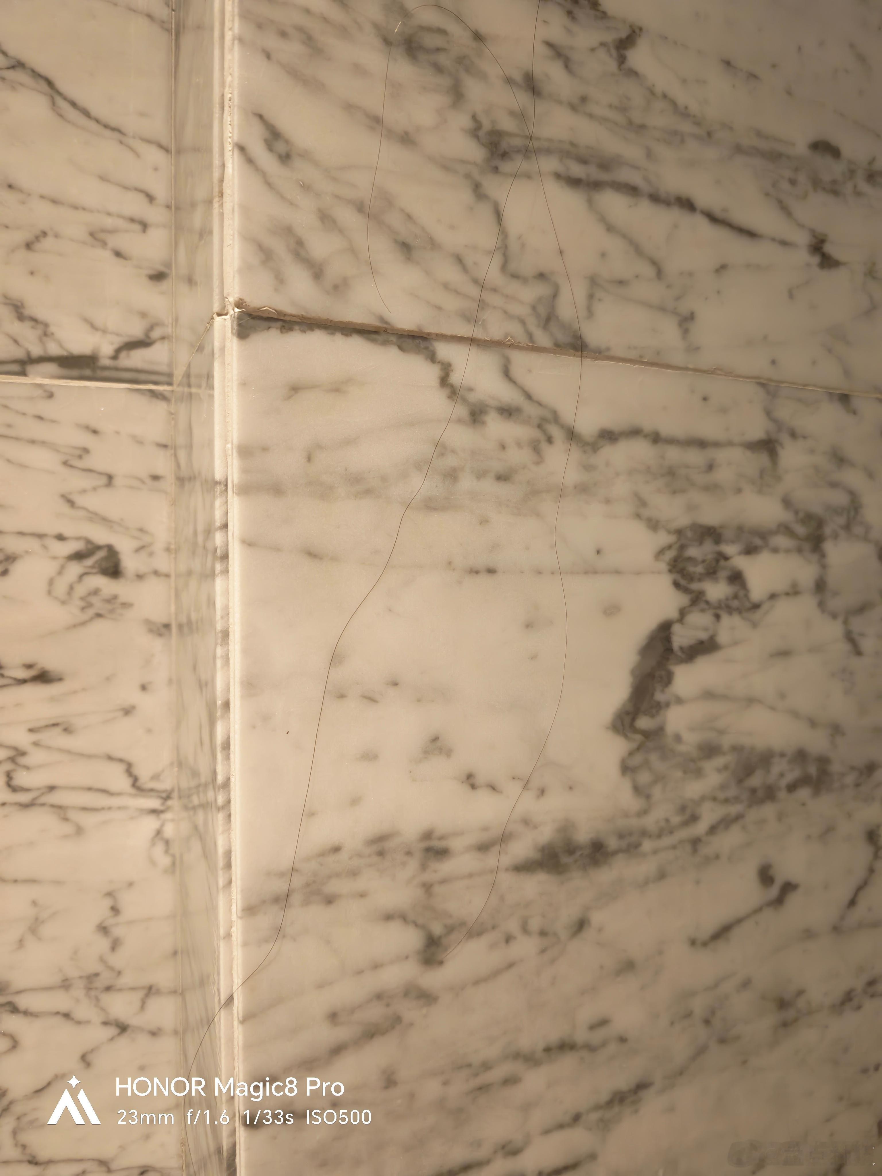 这…看看我早上，发现了什么？！这么长的两根头发，你们脑补一下，这间房间上一任住客