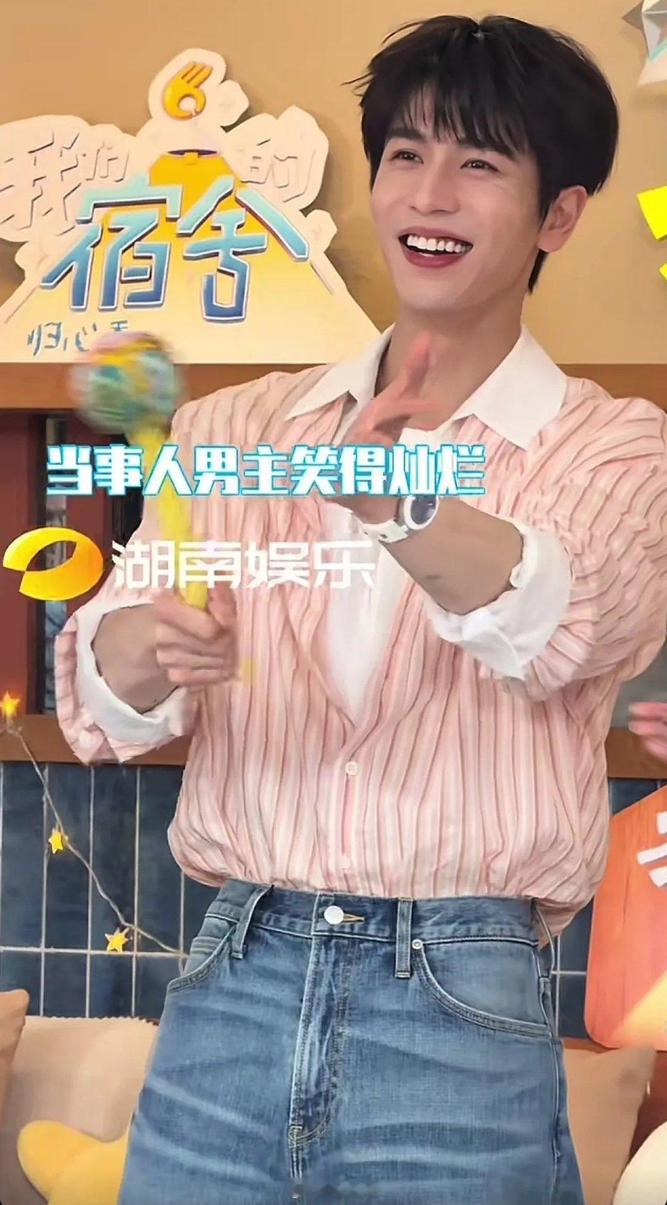 张凌赫这是咋了，上下是一个人吗？ 