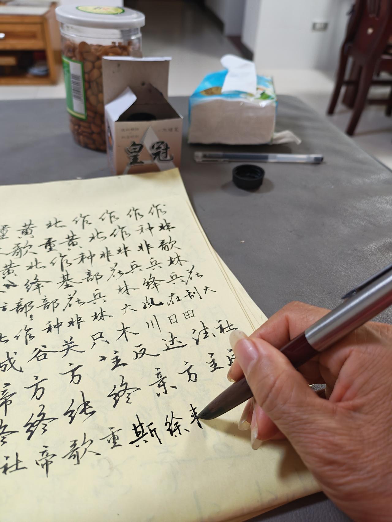 以笔为友，在墨香里慢下来

不打牌不闲聊，我的解压方式很简单：与钢笔为伴，与文字