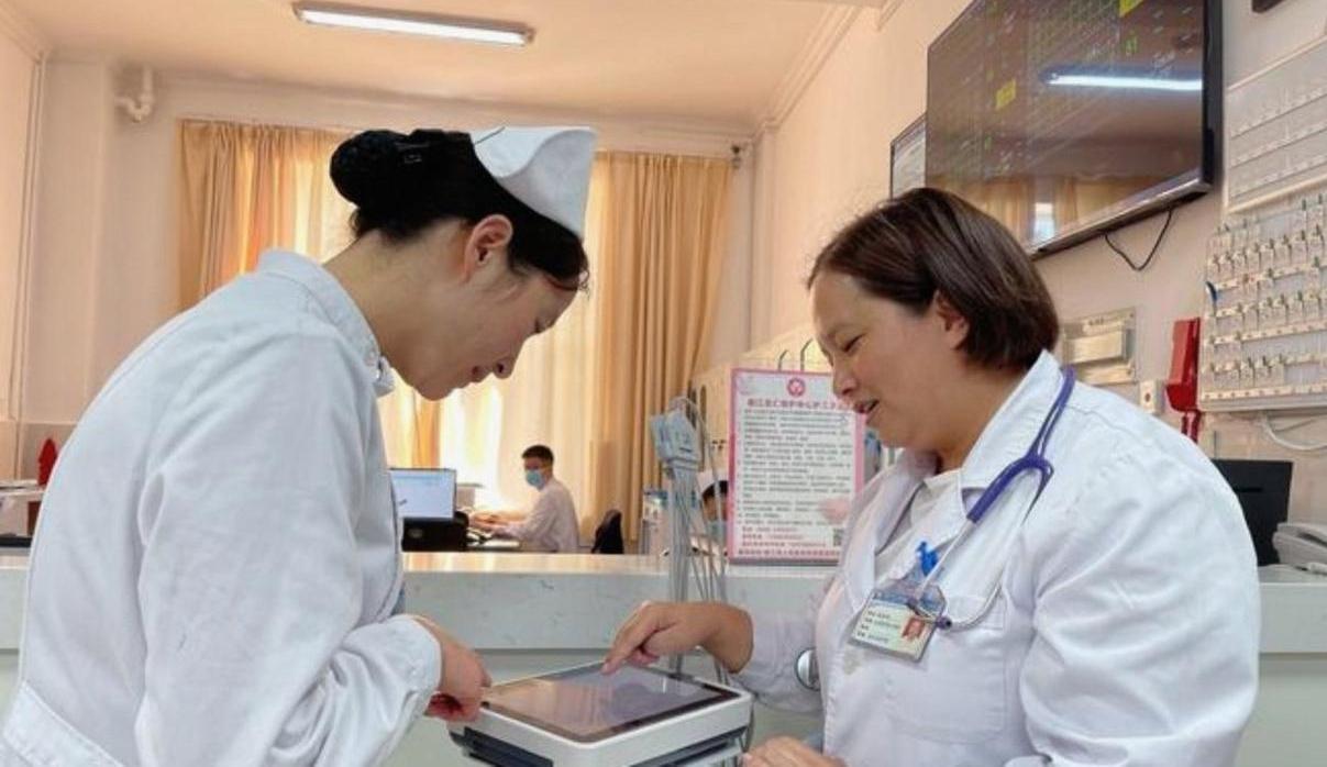 这两天，武大中南医院泌尿科的一位护士长被推上了风口浪尖。
​起因挺荒唐的，就因为