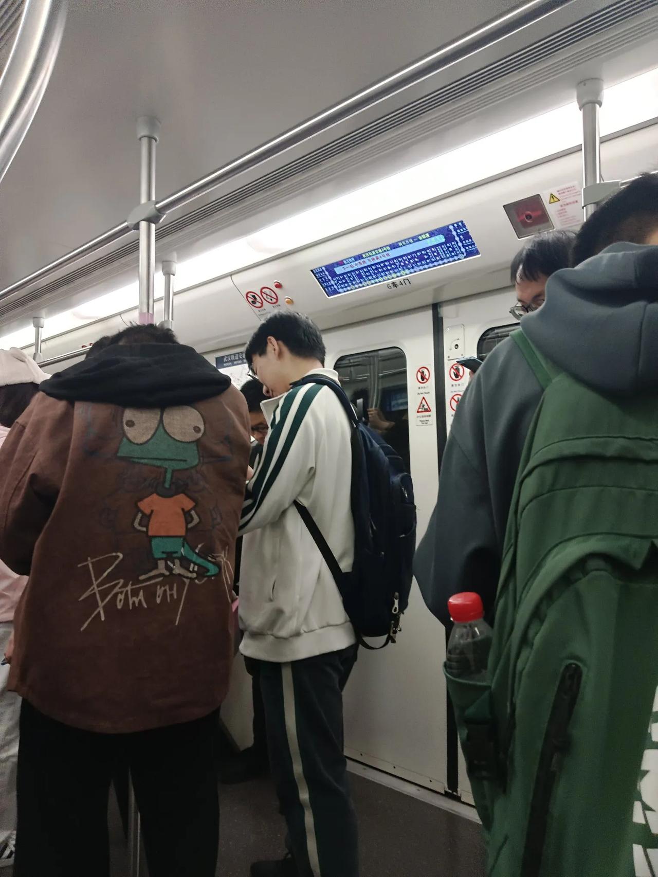 冬日生活打卡季武汉地铁2号线人真多！今天周一，早上气温7度左右。地铁2号线却挺暖