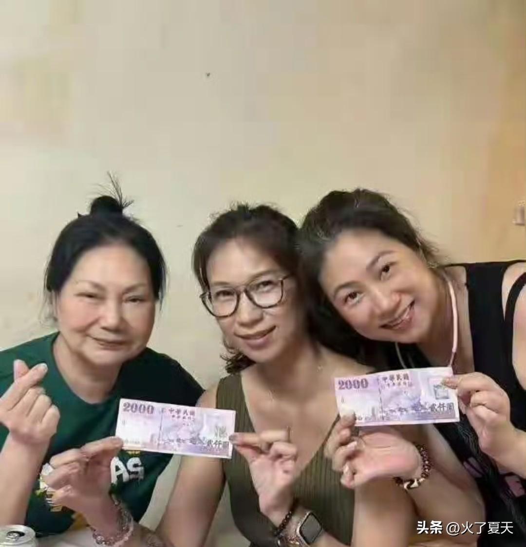 S妈已习惯没有大S的日子，和好友聚餐合影笑容灿烂！晚年生活滋润 ​​​
