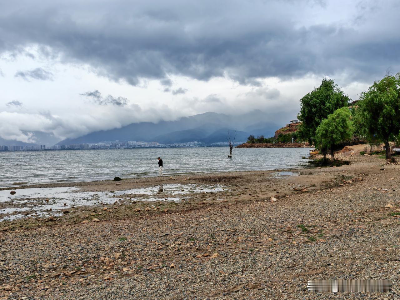 《暮春细雨中的洱海》
大理的早晨，六点天才放亮，此时落着绵绵的细雨，像是谁在空中