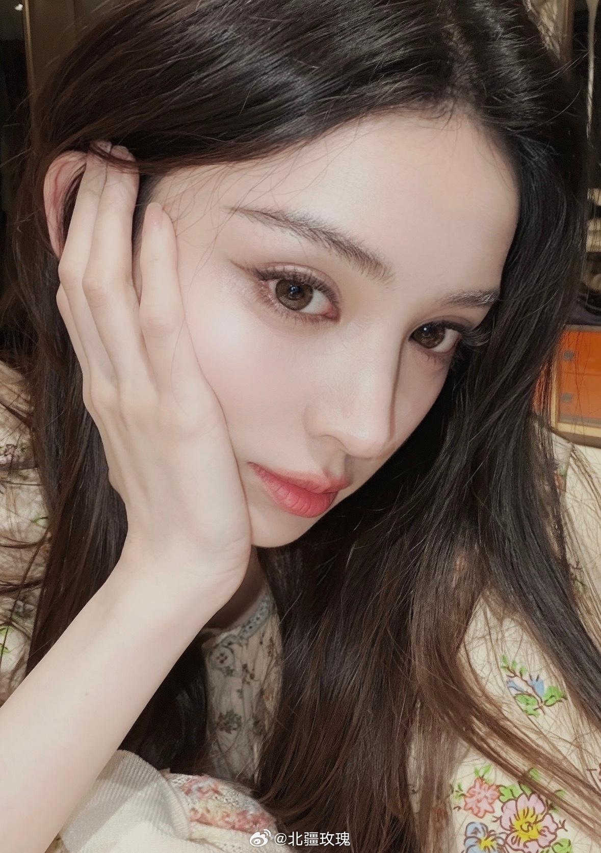 传下去，娜扎端午节发自拍了！！OMG简直美我一大跳了好吗！！！ 