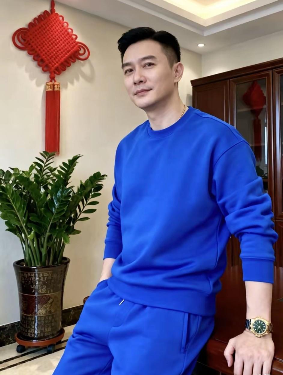 不知为什么会对蓝色衣服情有独钟，我发现很多男同胞选衣服都会首选黑白灰，还有很多男