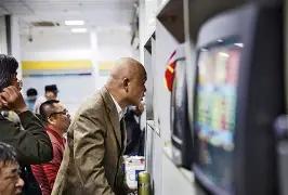 一个宜宾股友在152元附近买五粮液，他追了26000股。买入后股价确实涨了几天，