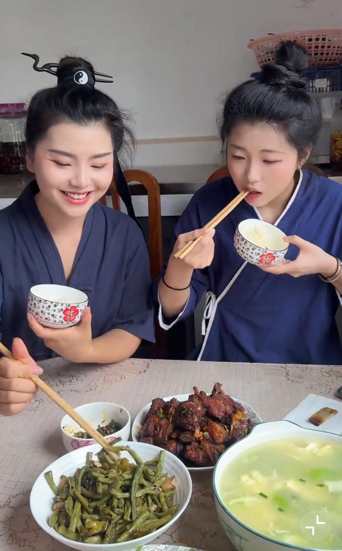 两个道友媛伙食不错啊，看穿衣打扮像道观里的，可是涂脂抹粉妆容却如此精致，是修行还