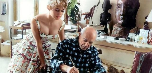 1956年，当21岁的碧姬·芭铎走进74岁毕加索的工作室时，恐怕没想到这位艺术大