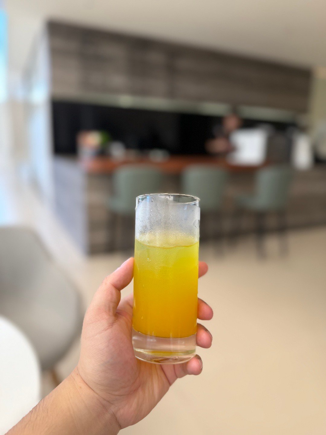 妈呀，宁波太热了，表显都39度了。找了一家鸿蒙大酒店蹭点饮料。宁波这店也太尊贵了