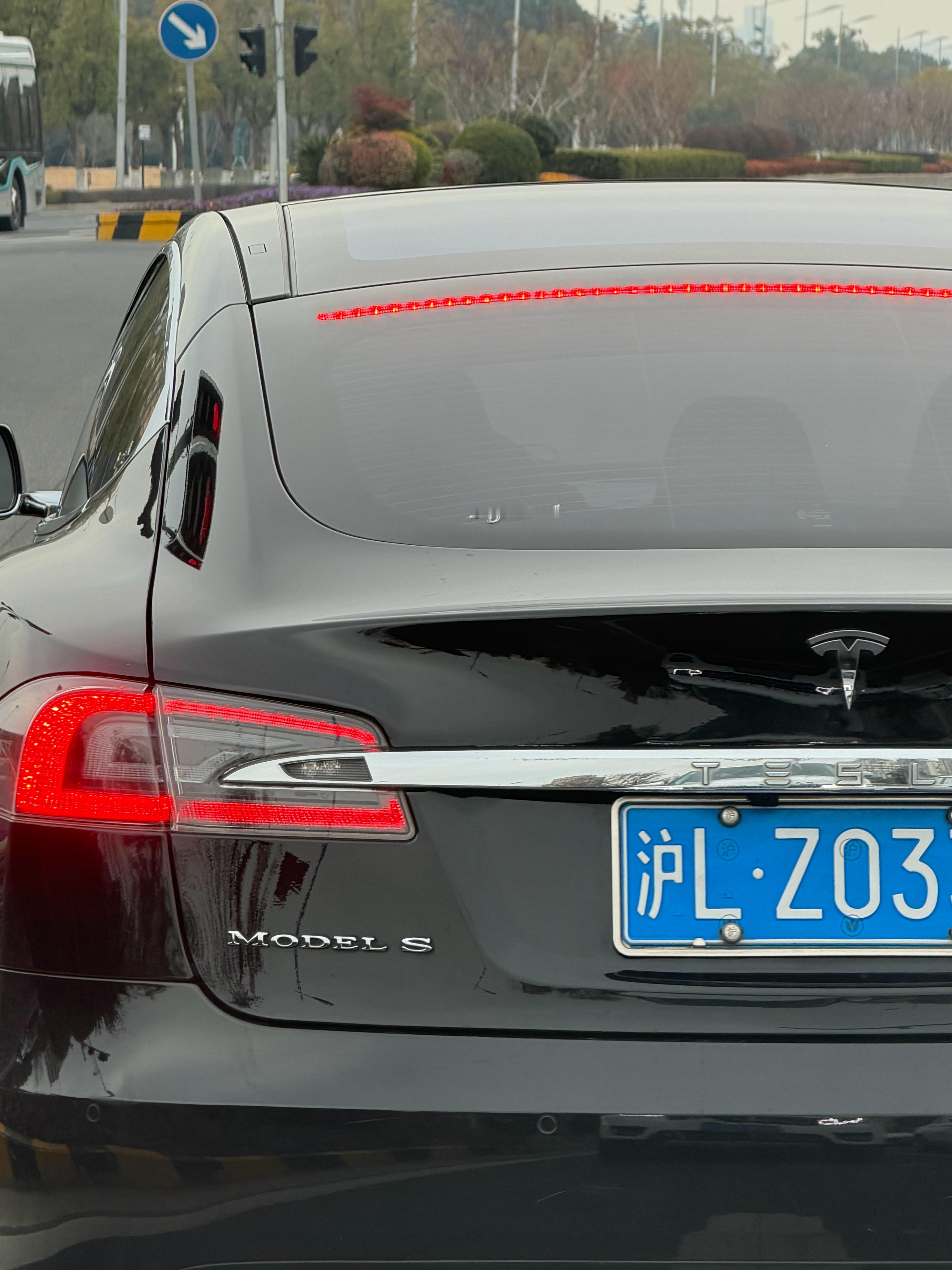 早上好啊，遇到一个蓝牌model S，整体车况嘎嘎板正