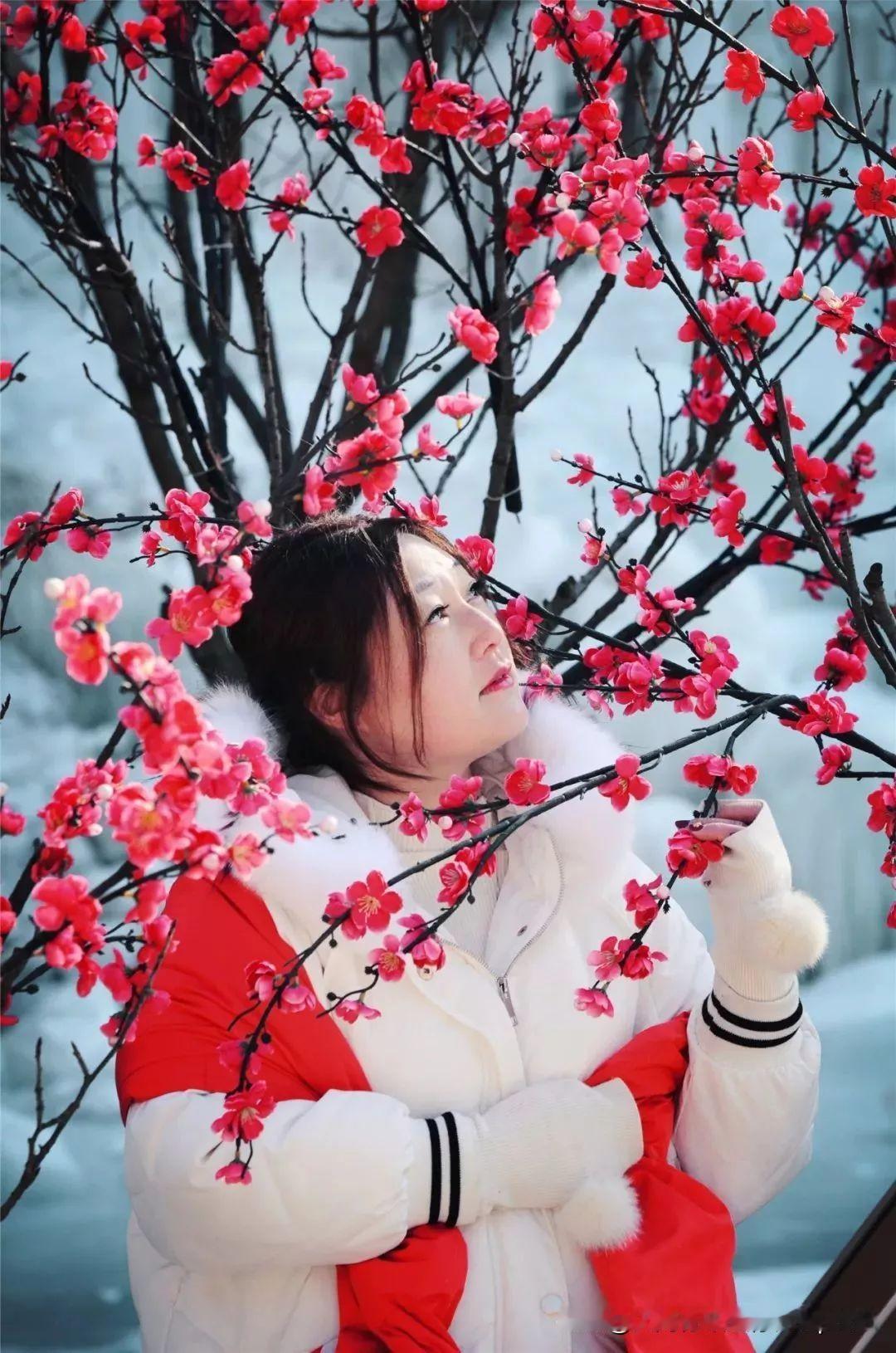 上联：竹菊经冬雅
我试对下联：梅兰傲雪香。
一花一草皆有风骨，一枯一荣尽显本心。