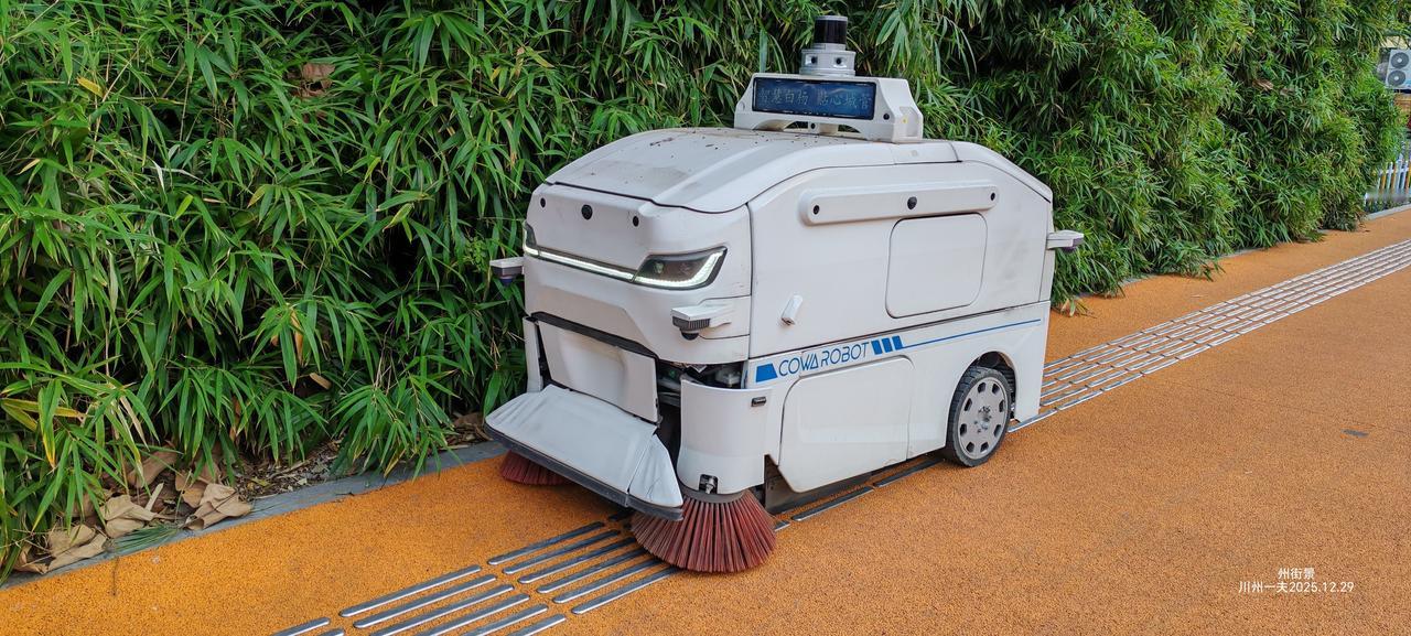 杭州人行道上的智能清扫车，拥有自主规划路线、识别红绿灯的本领，清扫效率约为1.8