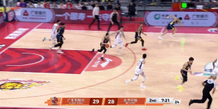 胡明轩反击一条龙打进2+1！这爆发力直接点燃全场广东男篮vs北控男篮