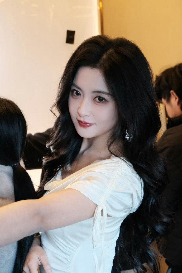 生日愿望是想演双女主剧，对女粉很好，会访问每个帮她转发微博的主页，会认真看私信并