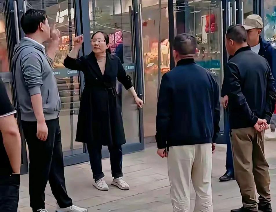 “管我屁事！讹天讹地讹空气？”一女子带着儿子逛超市，儿子过于淘气，在超市追跑到闹