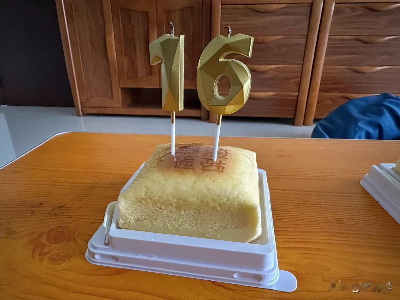 （1202）：昨天，来不及定做蛋糕，给宋昊然过了一个简单的生日，这次是他农历16
