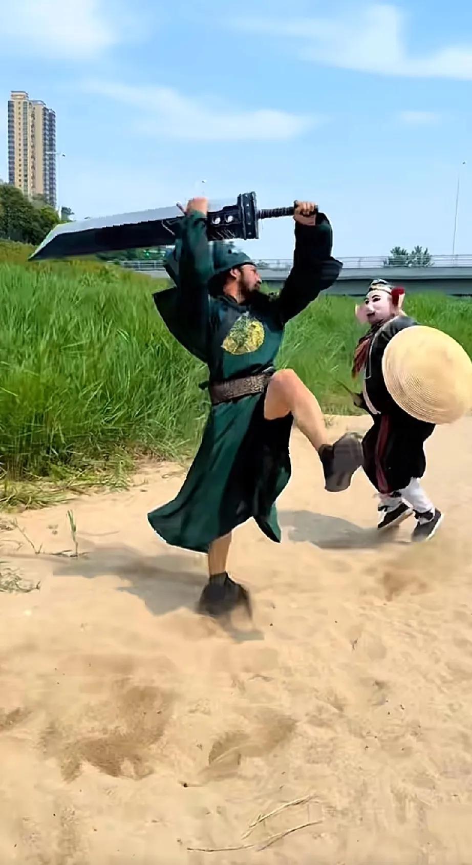 关羽大战猪八戒！
关羽大战梅超风！
这些拍视频的怕是真要疯了；
怎么敢恶搞关二爷