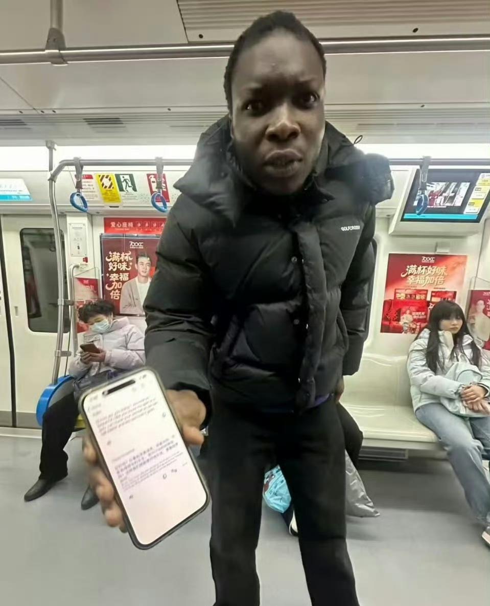 看了一下手机屏幕上的翻译，小哥有一手。[赞]